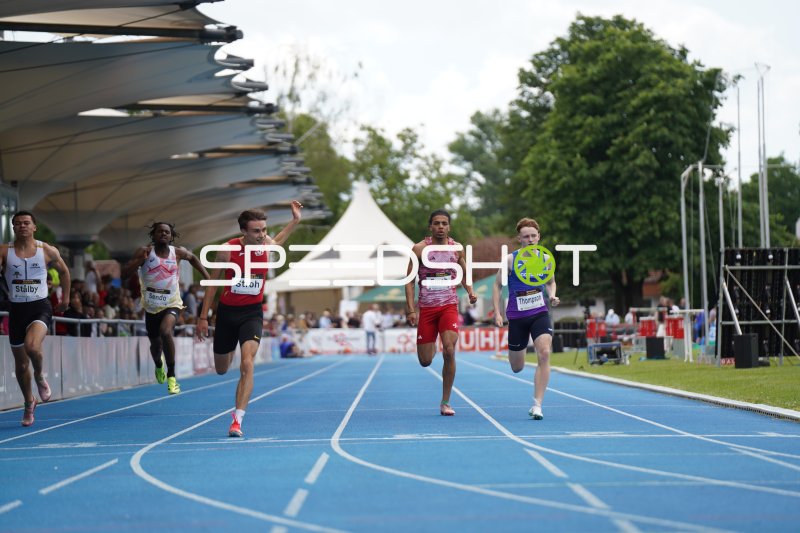 Philip Stroh (#51) feiert Zieleinlauf beim Sprintrennen in Mannheim