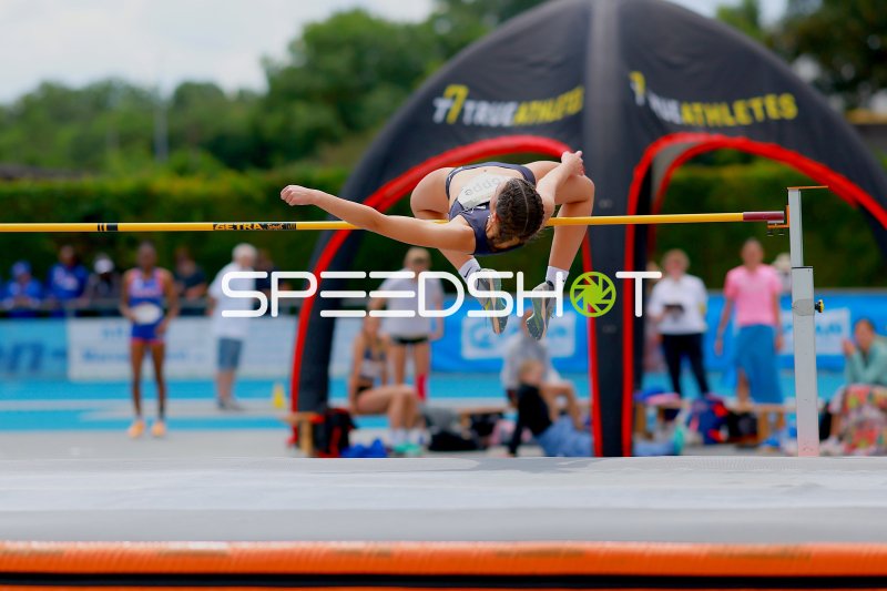 Hochsprung-Athletin beim Fosbury-Flop im Michael-Hoffmann-Stadion Mannheim