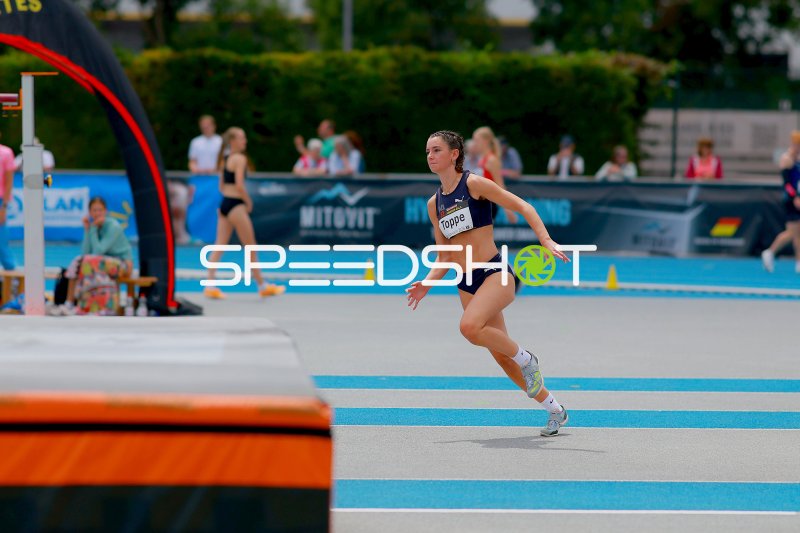 Florentine Toppe (#40) beim Hochsprung-Anlauf in Mannheim