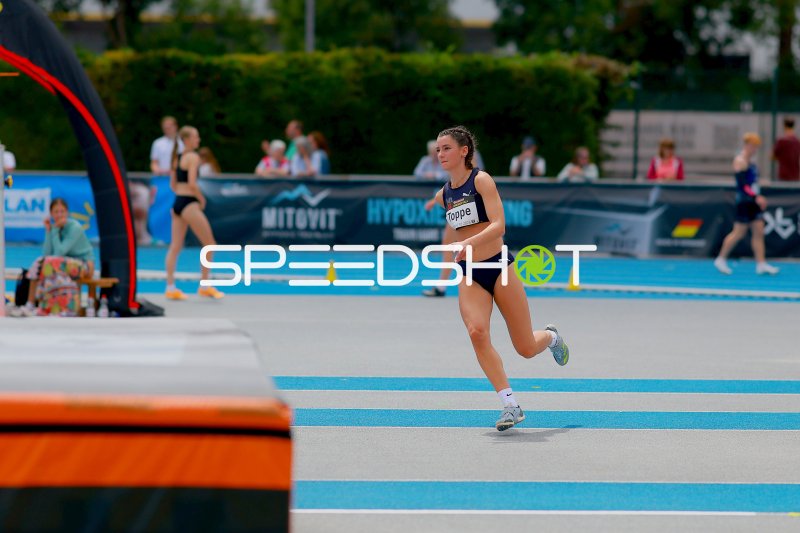 Florentine Toppe beim Hochsprung-Anlauf im Michael-Hoffmann-Stadion Mannheim