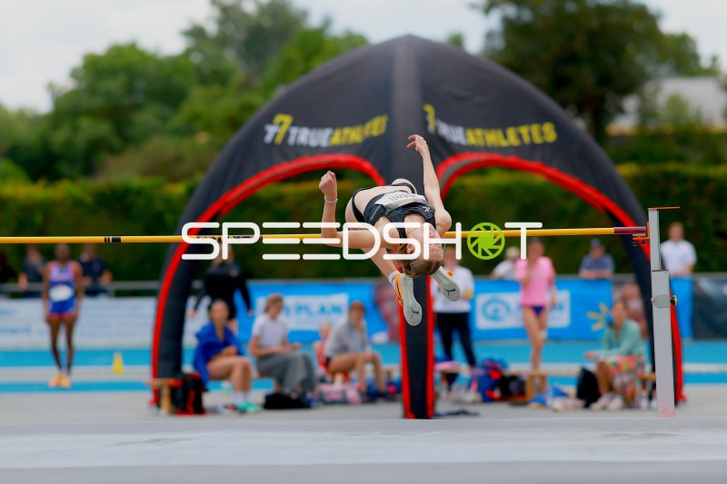Hochsprung-Athletin überquert die Latte im Fosbury-Flop