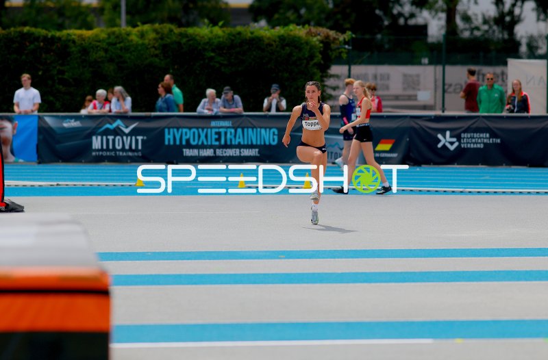 Florentine Toppe beim Hochsprung-Anlauf im Michael-Hoffmann-Stadion Mannheim