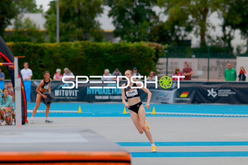 Sina Stoll beim Hochsprung-Anlauf im Michael-Hoffmann-Stadion Mannheim