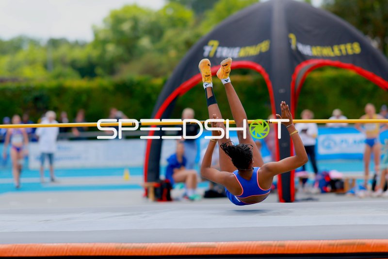 Hochsprung-Athletin beim Fosbury-Flop im Michael-Hoffmann-Stadion Mannheim
