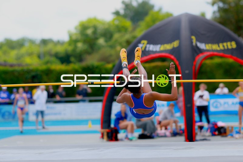 Hochsprung-Athletin überquert die Latte im Fosbury-Flop