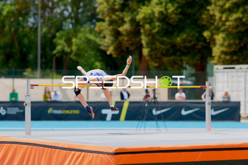Hochsprung-Athletin beim Flop-Versuch im Michael-Hoffmann-Stadion Mannheim