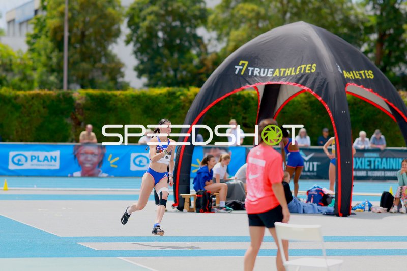Athletin beim Sprint im Michael-Hoffmann-Stadion Mannheim