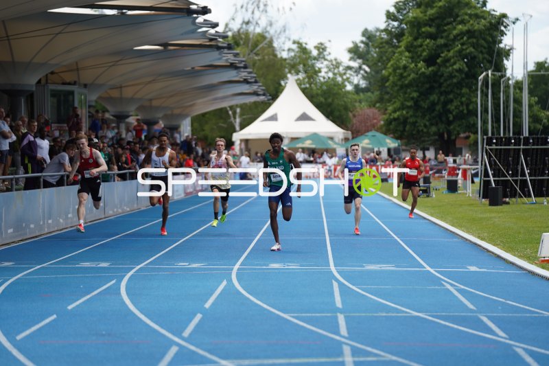 Dubem Amah (#220) führt 200m-Lauf im Michael-Hoffmann-Stadion Mannheim