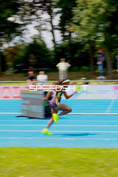 Athletin beim Hürdenstart im Michael-Hoffmann-Stadion Mannheim