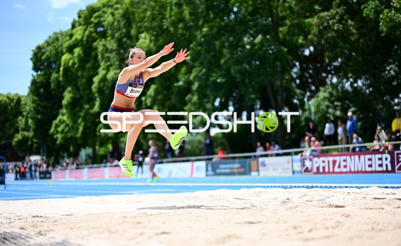 Thea Brown (#183) beim Weitsprung im Michael-Hoffmann-Stadion Mannheim