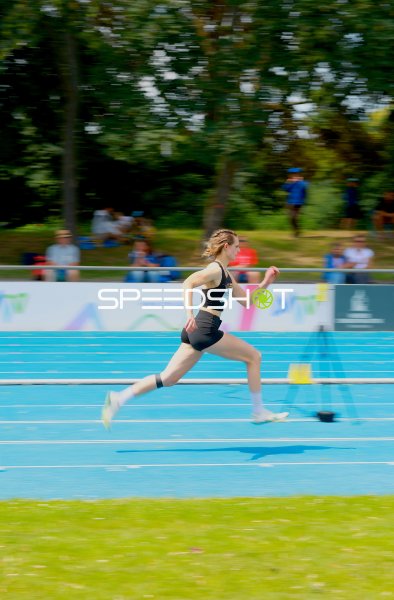 Athletin beim Sprint im Michael-Hoffmann-Stadion Mannheim
