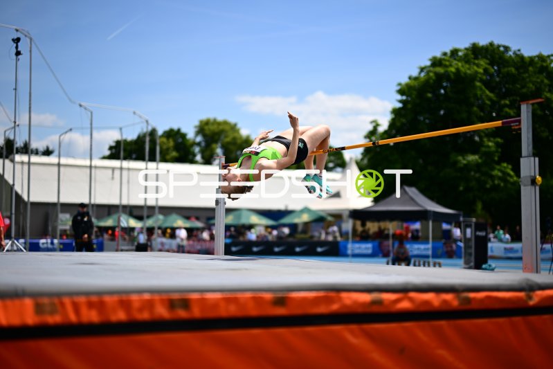 Hochsprung-Athletin beim Fosbury-Flop im Michael-Hoffmann-Stadion Mannheim