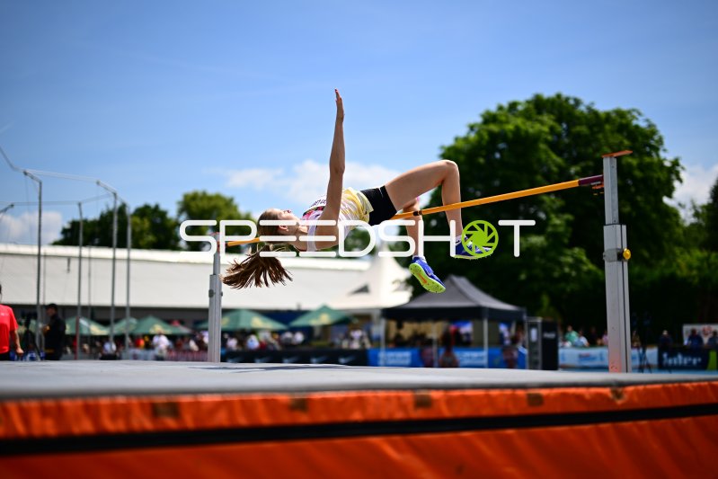 Hochsprung-Athletin überquert die Latte im Fosbury-Flop