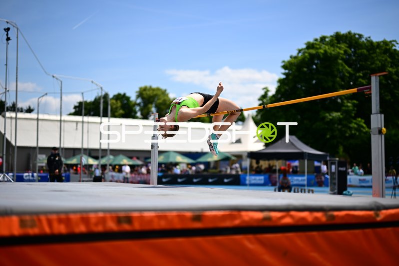 Hochsprung-Athletin beim Fosbury-Flop im Michael-Hoffmann-Stadion Mannheim