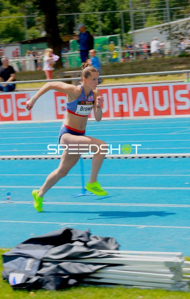 Thea Brown (#183) beim Hürdenlauf im Michael-Hoffmann-Stadion Mannheim