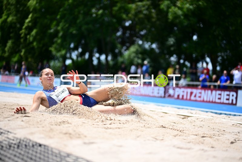 Thea Brown (Great Britain) landet im Sandkasten beim Weitsprung
