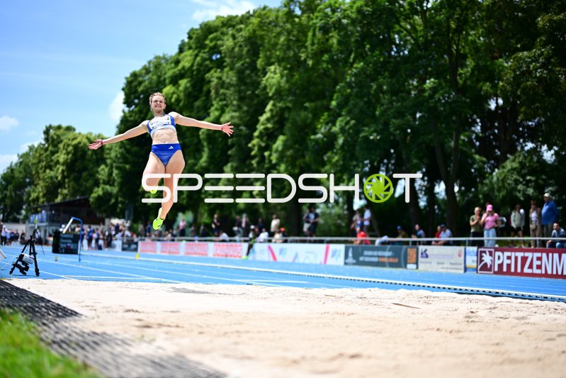 Dominika Svanová beim Weitsprung im Michael-Hoffmann-Stadion Mannheim