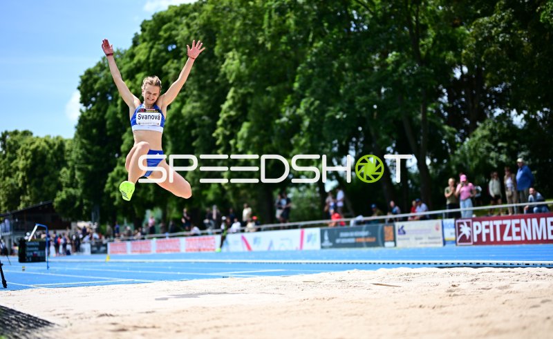 Dominika Svanová beim Weitsprung im Michael-Hoffmann-Stadion Mannheim