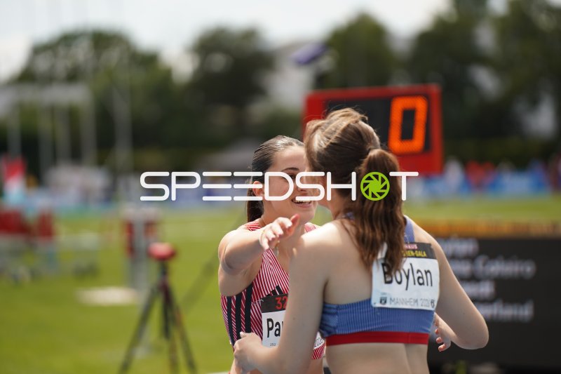 Maizie Boylan und Athletin (#327 / #32x) beim Jubel im Michael-Hoffmann-Stadion Mannheim
