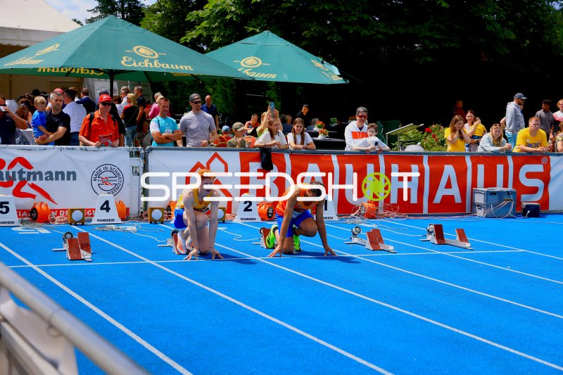 Sprinterinnen in den Startblöcken beim Sprint im Michael-Hoffmann-Stadion Mannheim