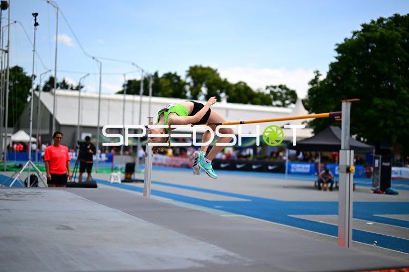 Hochsprung-Athletin beim Fosbury-Flop im Michael-Hoffmann-Stadion Mannheim