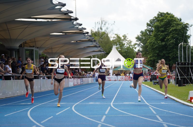 Mia Besser und Zoé Cilliers im Zieleinlauf beim Sprint in Mannheim