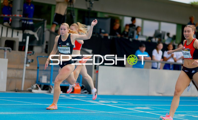 Paula Springstein (#372) und Leana Stadler (#331) beim 200m-Sprint