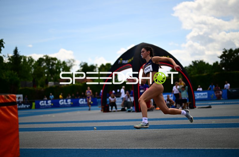 Florentine Toppe beim Weitsprung-Anlauf im Michael-Hoffmann-Stadion Mannheim