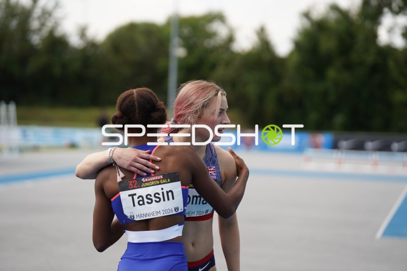 Beatrice Tassin (#170) und eine Athletin aus Great Britain nach dem Wettkampf
