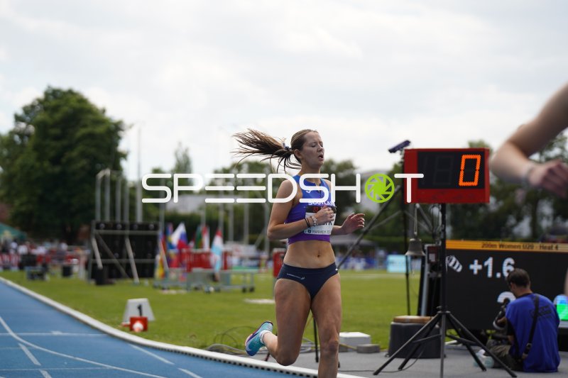 Athletin (#32) aus Scotland beim 200m-Lauf in Mannheim