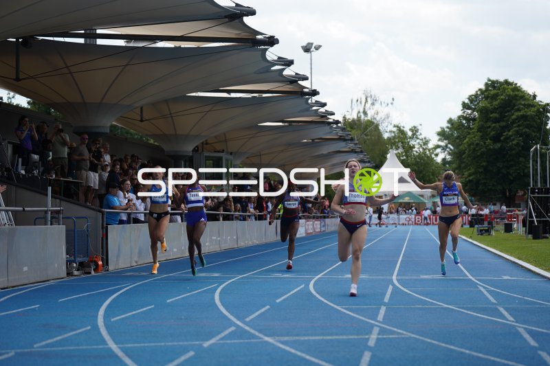 Sophie Thomas (Great Britain) führt Damenfeld im Sprint im Michael-Hoffmann-Stadion
