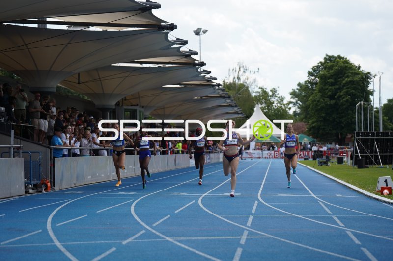 Sophie Thomas und Beatrice Tassin im Zieleinlauf beim Sprintwettkampf in Mannheim