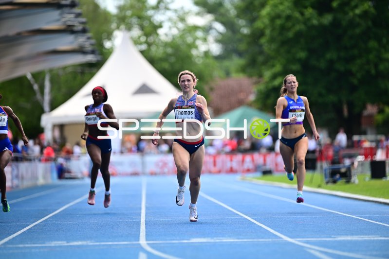 Sophie Thomas (#211) führt das 200m-Feld im Michael-Hoffmann-Stadion Mannheim an