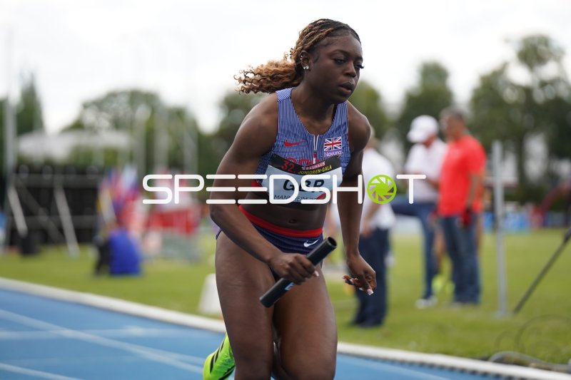 Great Britain Athletin (#32x) mit Staffelstab bei der Junioren-Gala Mannheim