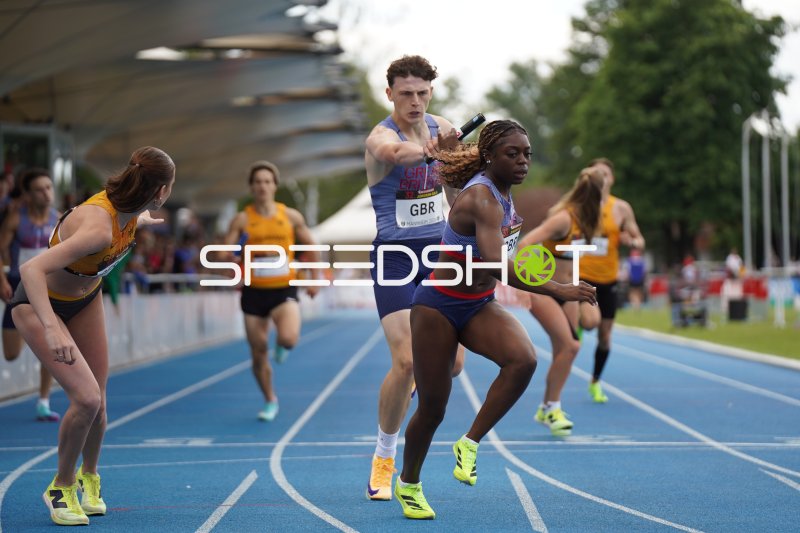 Staffelübergabe Great Britain beim 4x400m-Mixed-Staffelrennen in Mannheim