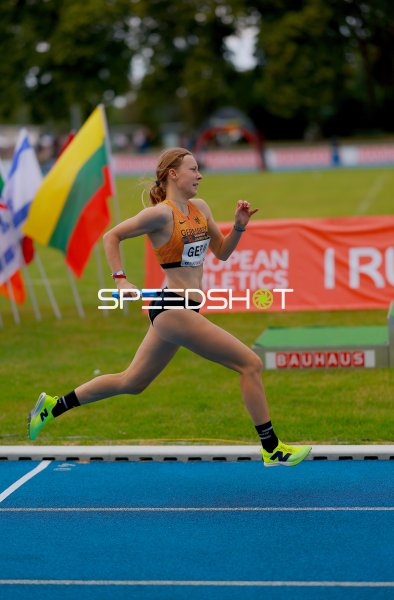 Deutsche Athletin beim 4x100m-Staffellauf im Michael-Hoffmann-Stadion Mannheim