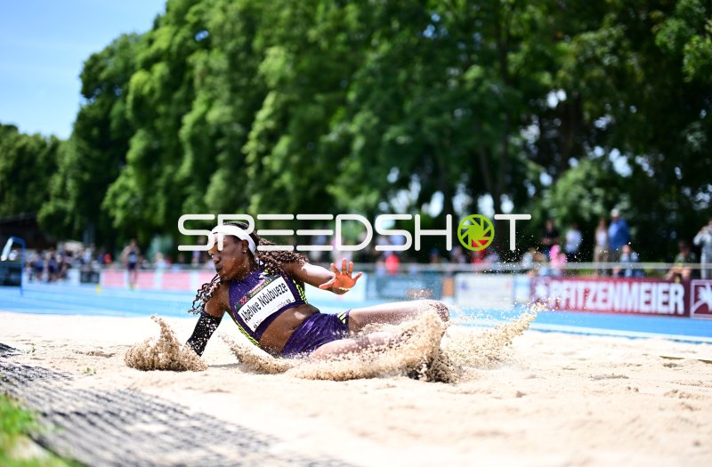 Abelwe Ndubueze (#353) bei der Weitsprung-Landung im Sand