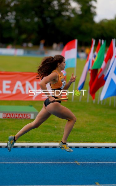 Deutsche Athletin beim 4x100m-Staffellauf im Michael-Hoffmann-Stadion Mannheim