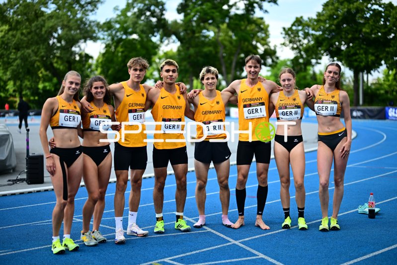 Nils Hofmann und Johannes Lorz beim Mannschaftsfoto der deutschen Teams bei der Junioren-Gala Mannheim
