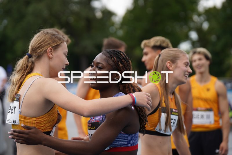 Athletinnen beim herzlichen Austausch nach dem Wettkampf in Mannheim