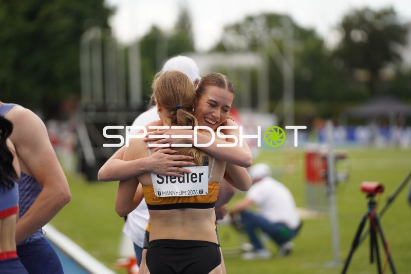 Pia Siedler umarmt eine Athletin beim Leichtathletik-Meeting in Mannheim