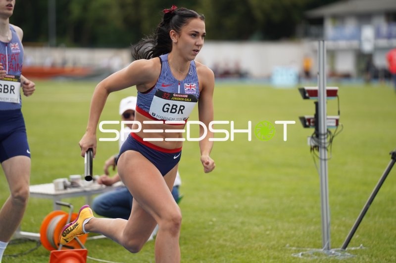 Athletin (#32) von Great Britain beim Staffellauf in Mannheim