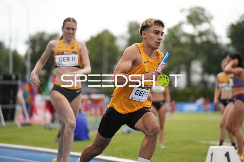 Staffelläufer GER II mit Staffelstab beim 4x400m-Lauf in Mannheim
