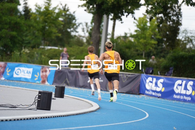 Liam Atwani (#411) beim 400m-Hürdenlauf im Michael-Hoffmann-Stadion Mannheim