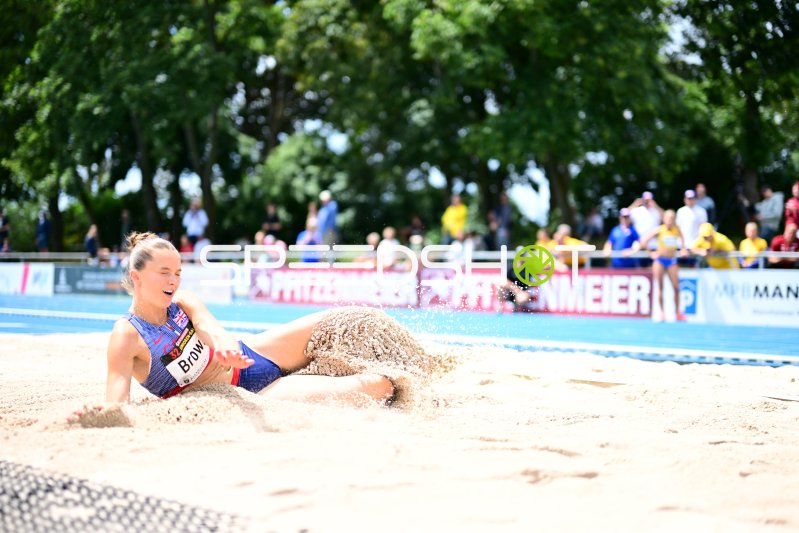 Thea Brown (#183) landet im Weitsprung-Sand beim Meeting in Mannheim