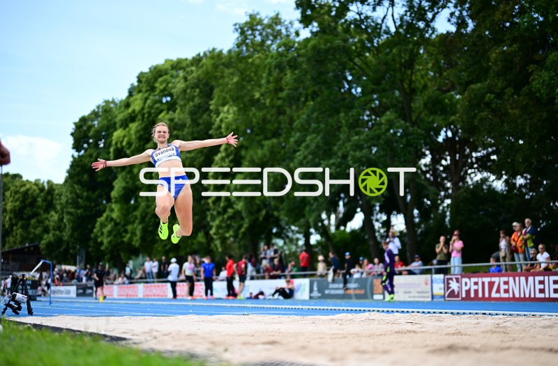 Dominika Svanová beim Weitsprung im Michael-Hoffmann-Stadion Mannheim