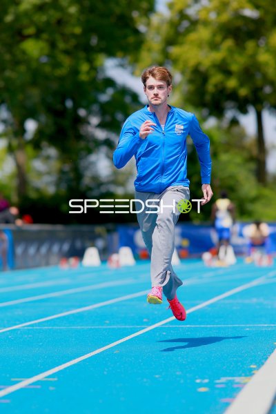 Athlet beim Sprint-Aufwärmen im Michael-Hoffmann-Stadion Mannheim