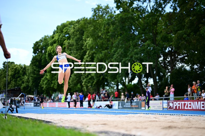 Dominika Svanová beim Weitsprung im Michael-Hoffmann-Stadion Mannheim