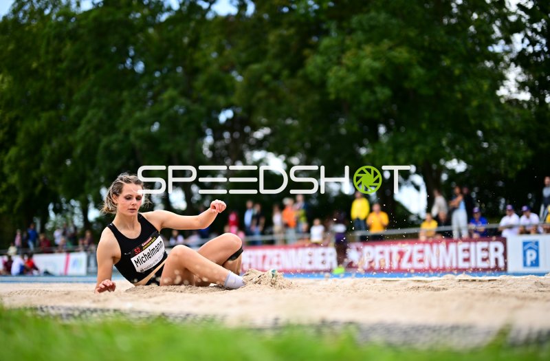 Lynn Michelmann (#384) landet im Sandkasten beim Weitsprung in Mannheim