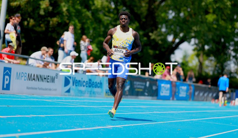 Elvis Afrifa (#32) beim Sprint im Michael-Hoffmann-Stadion Mannheim
